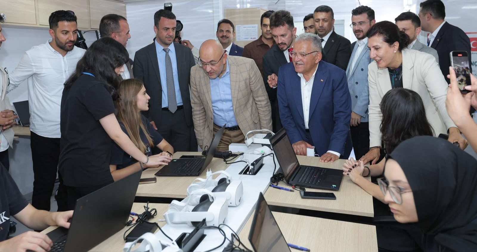 BÜYÜKŞEHİR'İN GENÇLERE YÖNELİK BÜYÜLEYİCİ ‘MOBİL DİJİTAL GENÇLİK MERKEZİ’ AÇILDI