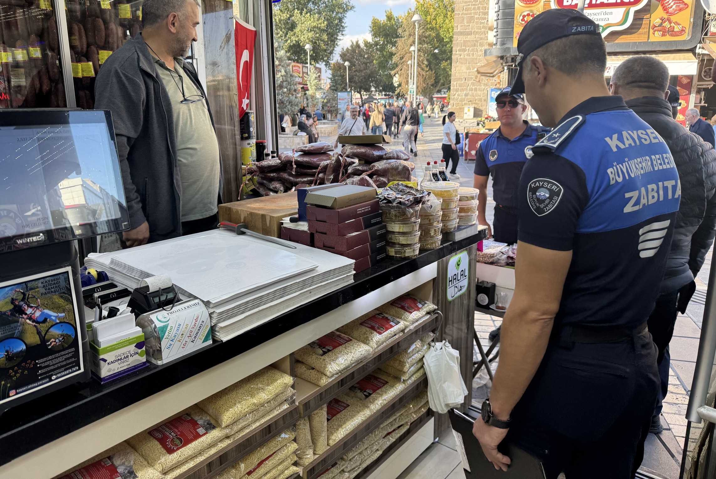 BÜYÜKŞEHİR ZABITASI, ESNAF VE VATANDAŞLARDAN TAM NOT ALIYOR