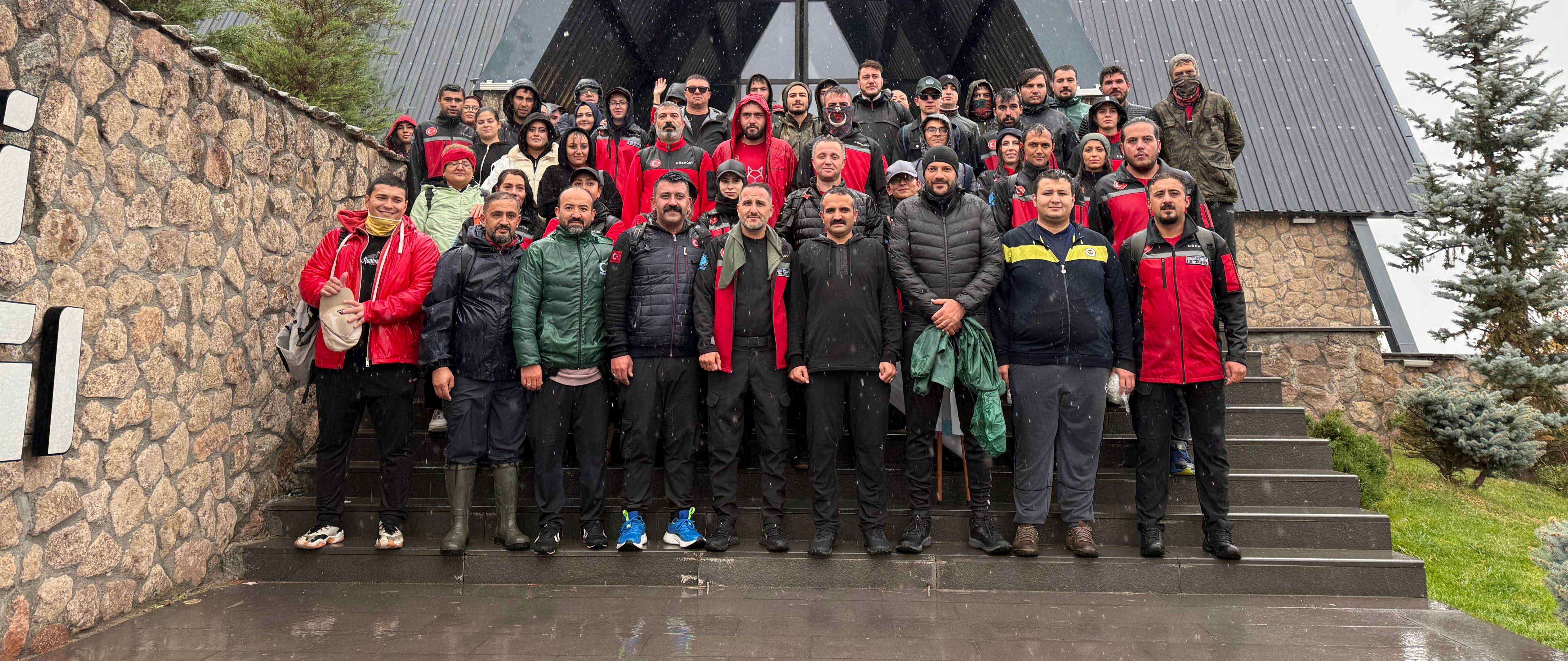 ALİ DAĞI 360’DA YÜRÜYÜŞ KEYFİ YAĞMUR DİNLEMEDİ