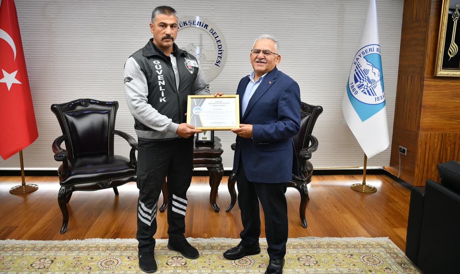 BAŞKAN BÜYÜKKILIÇ’TAN, RAYLI SİSTEM İSTASYONUNDA REFLEKSİYLE HAYAT KURTARAN PERSONELE TEŞEKKÜR BELGESİ