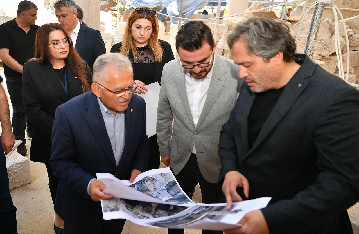 BÜYÜKKILIÇ’TAN, BÜYÜKŞEHİR’İN RESTORE ETTİĞİ KAHRAMANMARAŞ BOĞAZKESEN CAMİİ’NE ZİYARET