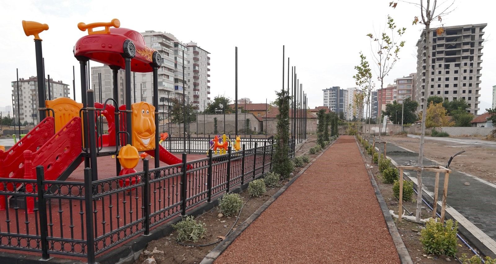 PARKLARIN BELEDİYESİ, MELİKGAZİ’DEN 5 YENİ PARK DAHA İLÇEYE KAZANDIRILIYOR