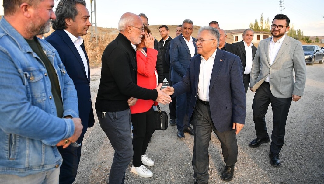 BAŞKAN BÜYÜKKILIÇ’TAN PINARBAŞI'DA GÖNÜLLERİ KAZANAN HİZMET SEFERBERLİĞİ