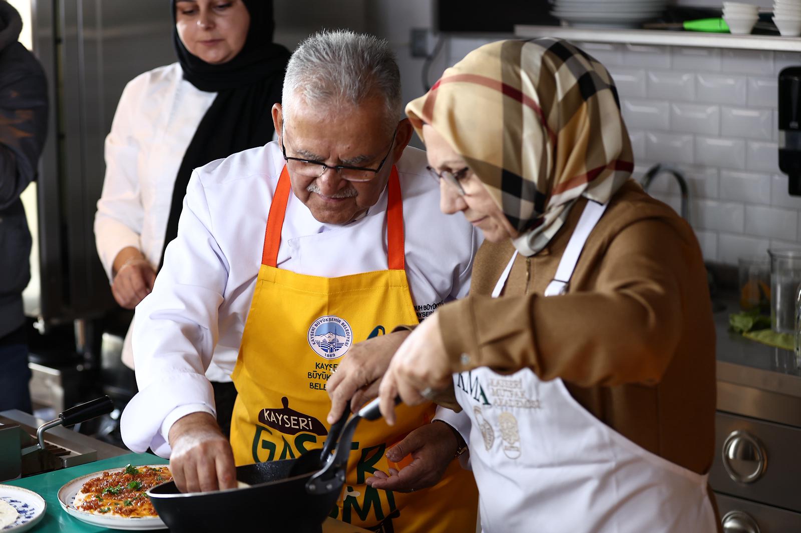 BÜYÜKKILIÇ VE EŞİ DR. NECMİYE BÜYÜKKILIÇ, ÜNLÜ ŞEFLERLE BİRLİKTE KAYSERİ YAĞLAMASI YAPTI