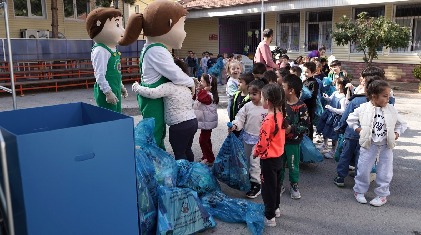 MELİKGAZİ BELEDİYESİ, MOBİL SIFIR ATIK TOPLAMA VE EĞİTİM ARACI İLE EĞİTİMİ ÖĞRENCİLERİN AYAĞINA GÖTÜRÜYOR