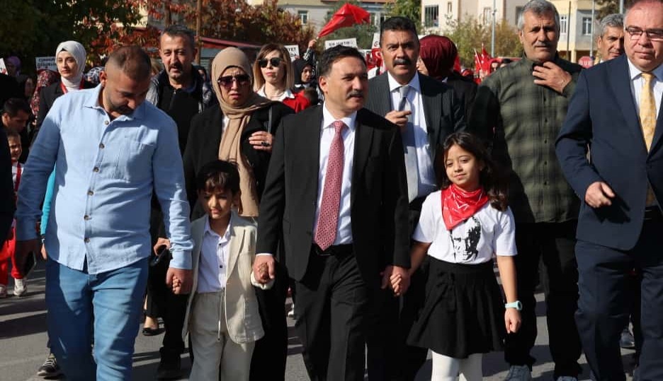 Vali Gökmen Çiçek, Anaokulu Öğrencilerinin Cumhuriyet Coşkusuna Katıldı