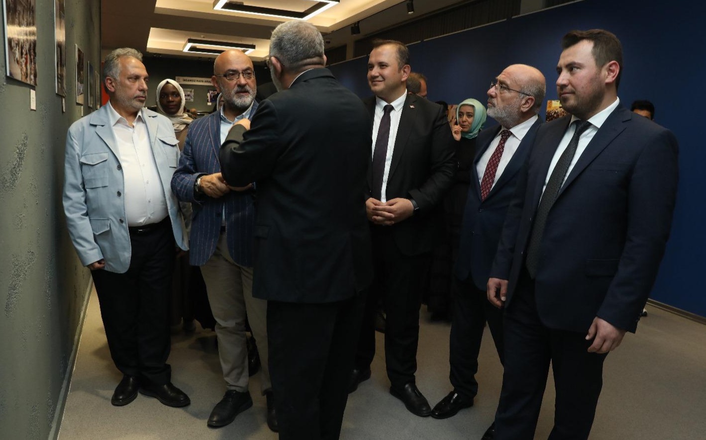 BÜYÜKŞEHİR’DEN ULUSLARARASI ÖĞRENCİLERE SANAT KÖPRÜSÜ: “Bİ’ DÜNYA SANAT” SERGİSİ AÇILDI