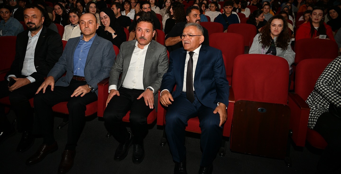 BAŞKAN BÜYÜKKILIÇ VE VALİ ÇİÇEK, DEVLET TİYATROSU’NDA “AŞIK VEYSEL” OYUNUNU İZLEDİ