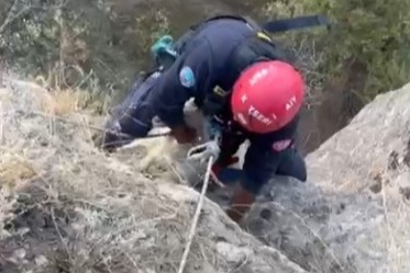 BÜYÜKŞEHİR İTFAİYESİ UÇURUMDA MAHSUR KALAN KEÇİYİ KURTARDI