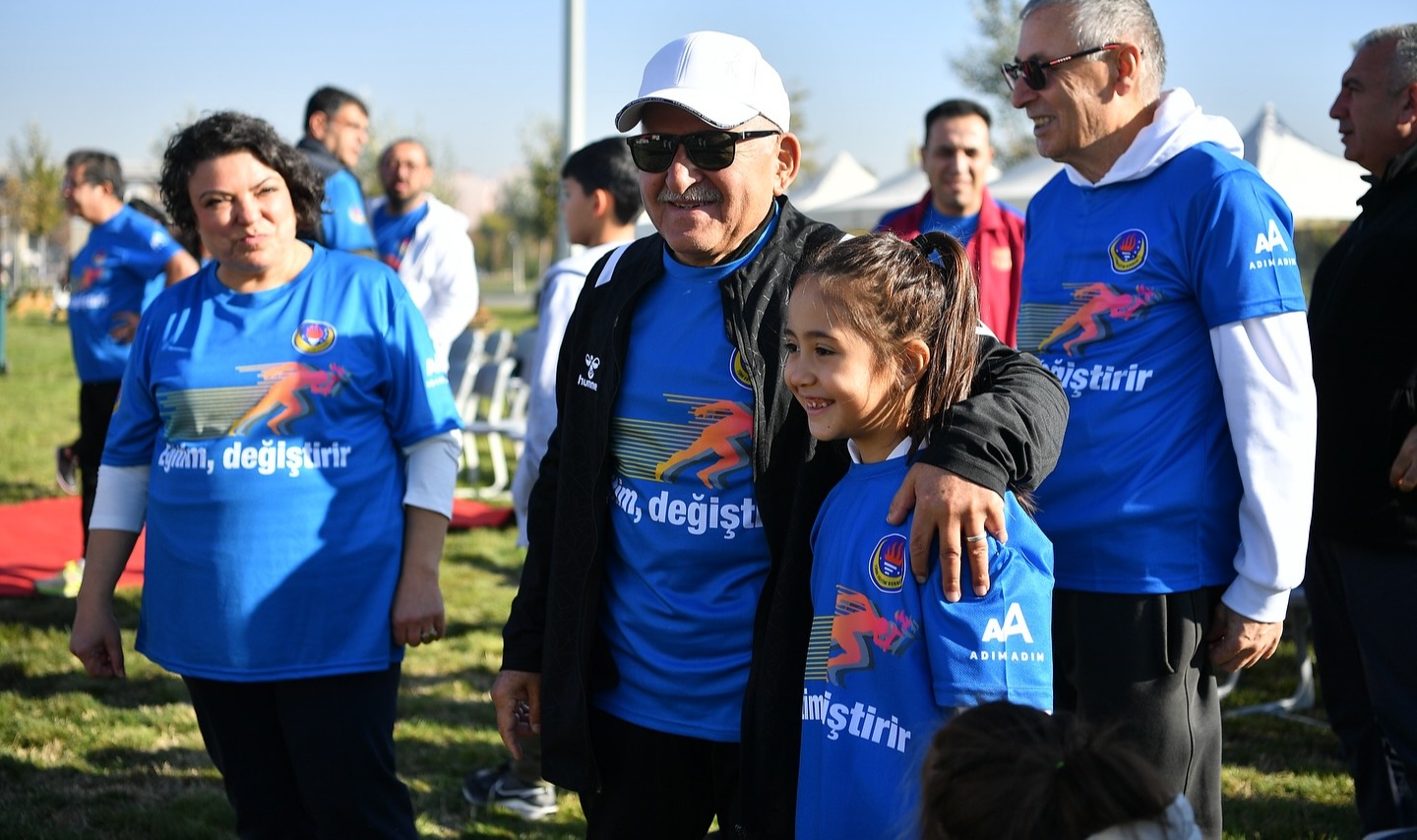 BAŞKAN BÜYÜKKILIÇ, MİLLET BAHÇESİNDE ANLAMLI KOŞUYA KATILDI