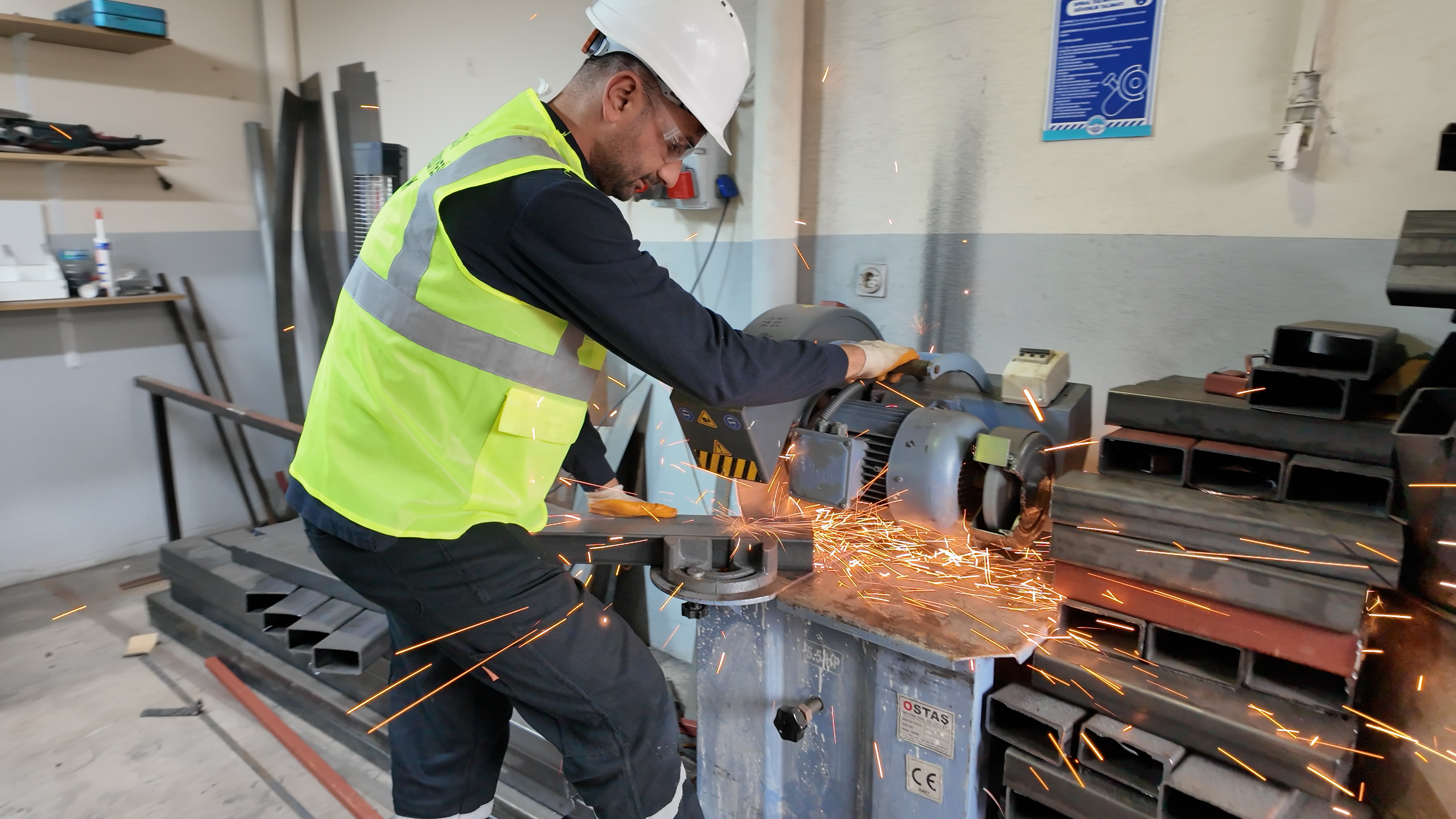 BÜYÜKŞEHİR, MİLLET BAHÇESİNİ 65 ADET LED DİREK AYDINLATMA SİSTEMİ İLE RENKLENDİRDİ