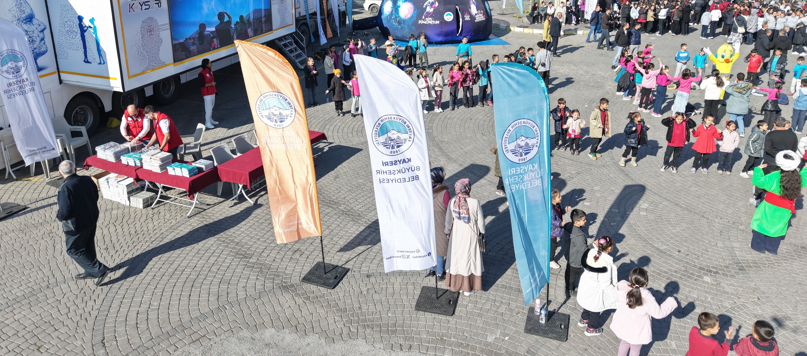 BÜYÜKŞEHİR’İN BİLİM VE TEKNOLOJİ HİZMETİ MOBİL DİJİTAL GENÇLİK MERKEZİ’NİN İLK DURAĞI İNCESU OLDU