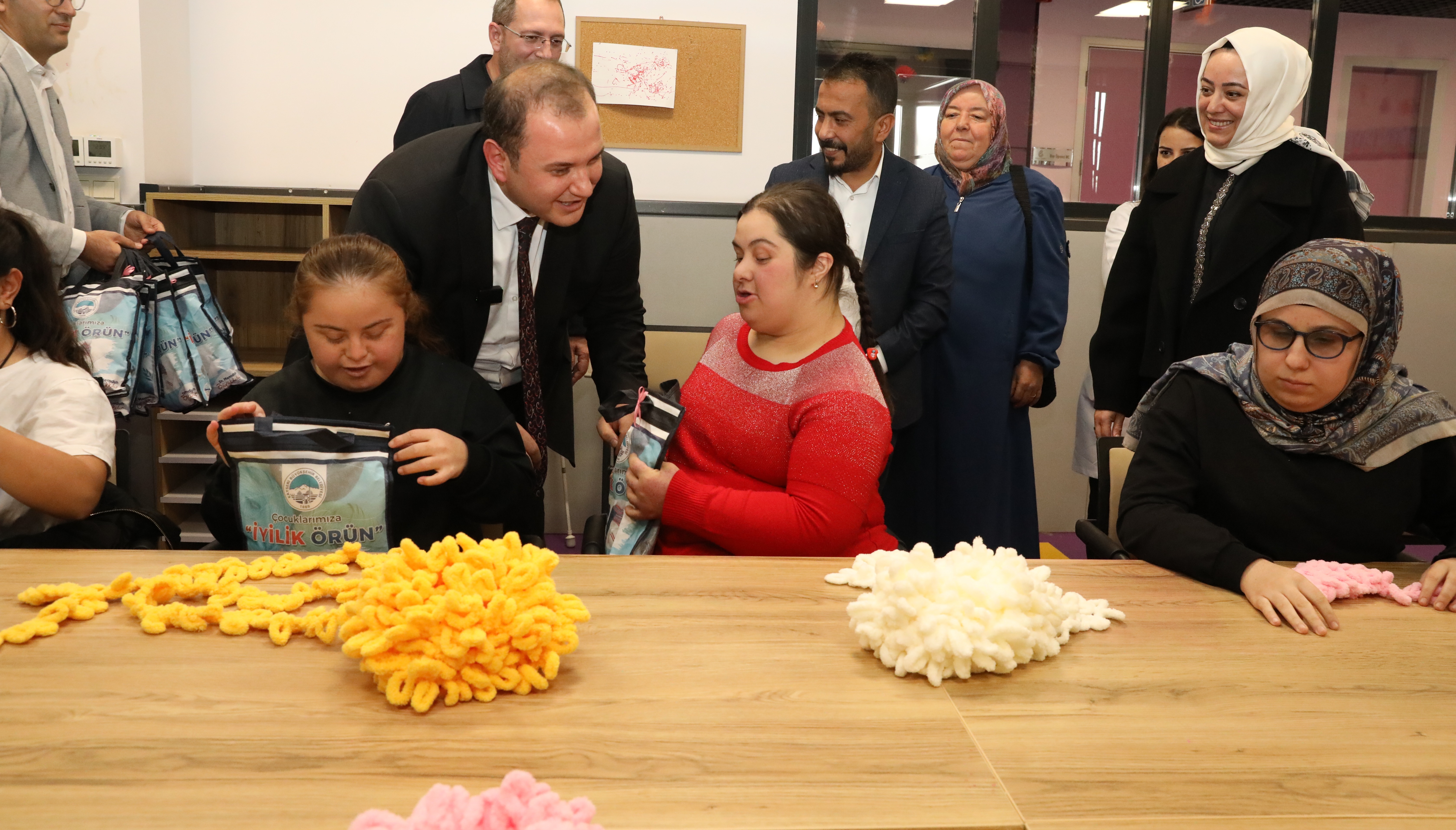 BÜYÜKŞEHİR’DEN GÖNÜLLERE DOKUNAN PROJE: “SEVGİ ÖRÜYORUZ” ETKİNLİĞİ