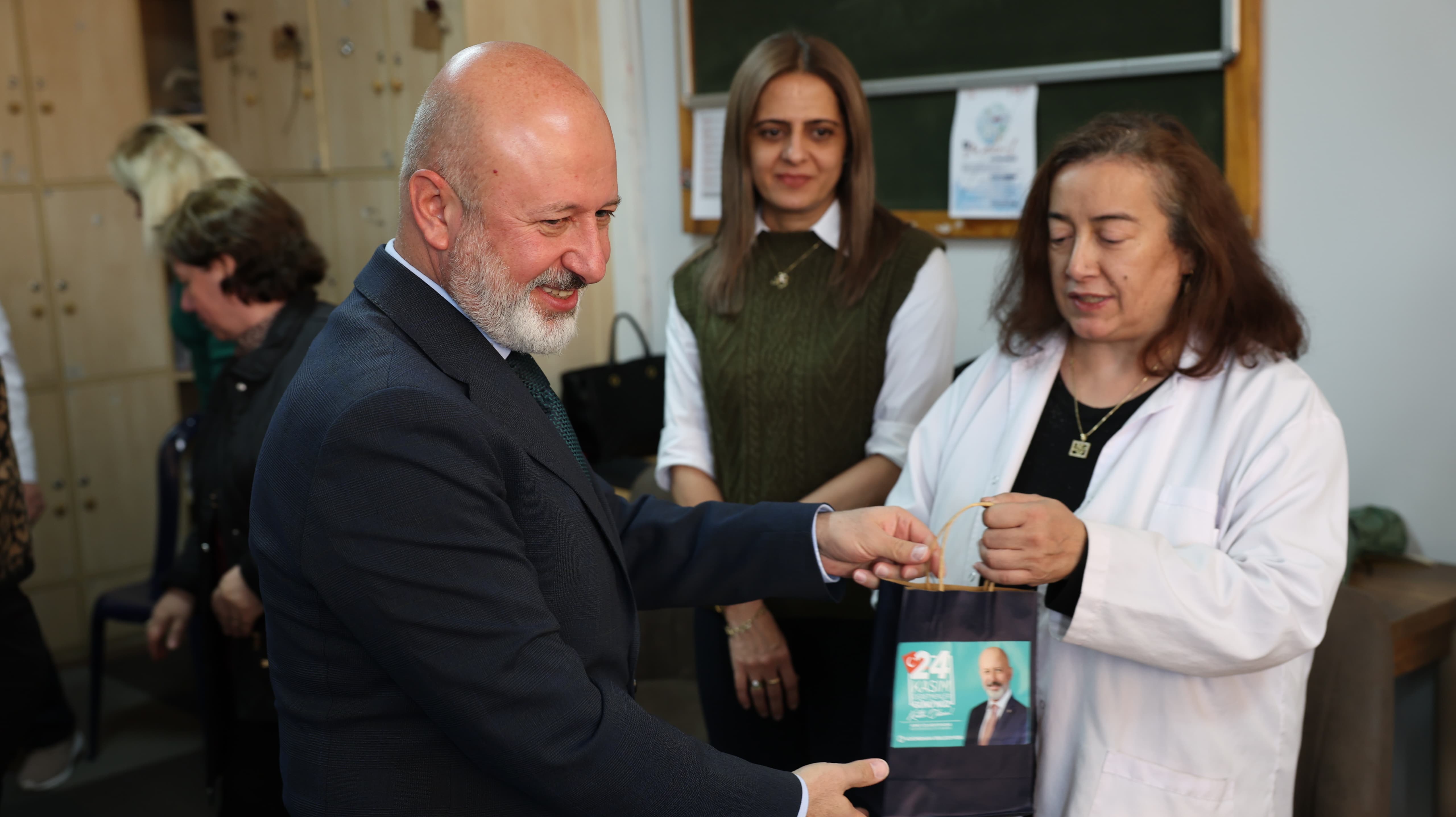 BAŞKAN ÇOLAKBAYRAKDAR, ÖĞRETMENLERİN GÖNLÜNE DOKUNDU