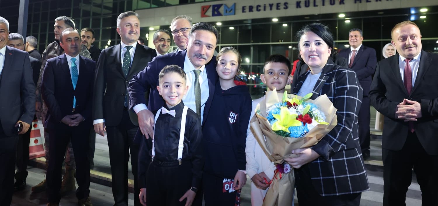 “Zamana Yenilmeyen Şarkılar” Gecesinde Öğretmenlere Anlamlı Kutlama