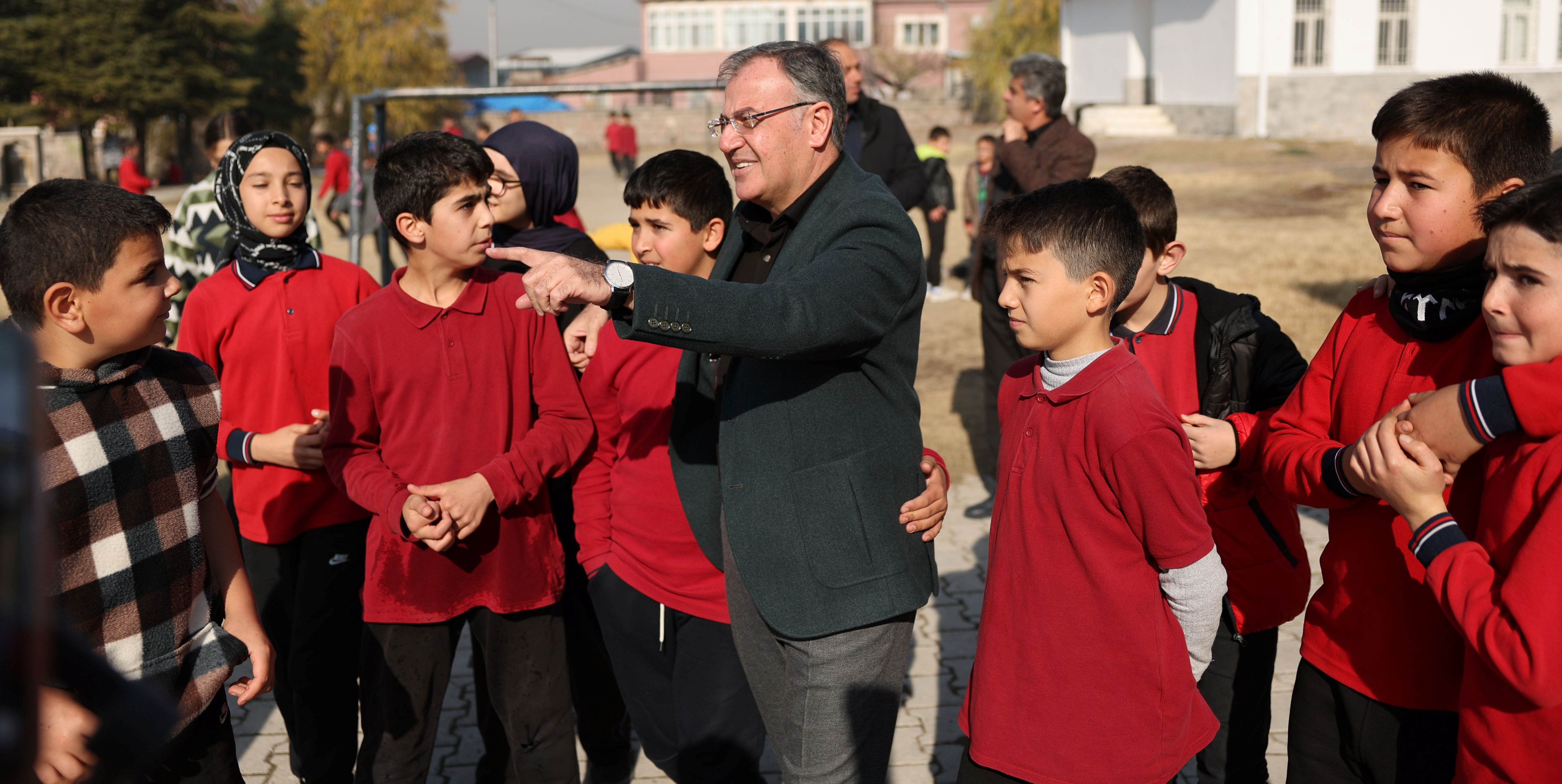 HACILAR EL ELE VEREREK GELECEĞE NEFES OLUYOR
