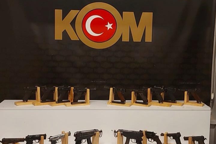 KAYSERİ’DE SİLAH TİCARETİ OPERASYONU: 24 RUHSATSIZ SİLAH ELE GEÇİRİLDİ