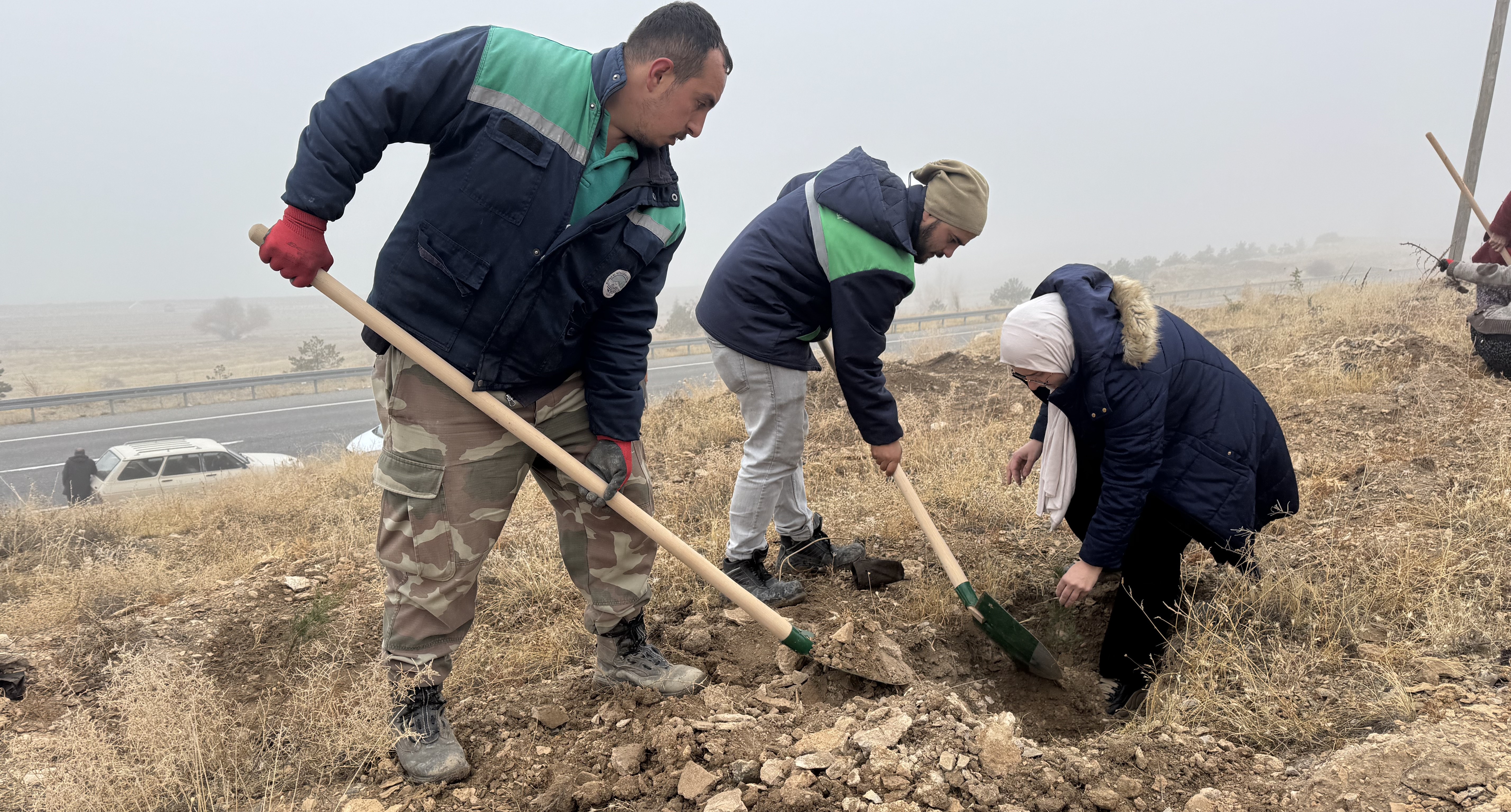 BÜYÜKŞEHİR, AĞAÇLANDIRMA ÇALIŞMALARINA 1200 FİDANLA YAHYALI’DA DEVAM ETTİ