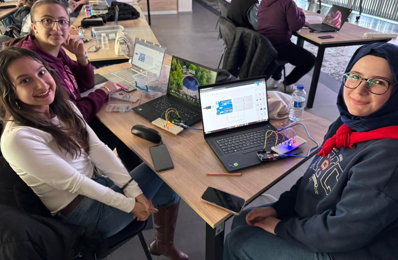 BÜYÜKŞEHİR’İN BİLİŞİM AKADEMİSİ’NDEN ÖĞRETMEN ADAYLARINA ROBOTİK KODLAMA EĞİTİMİ