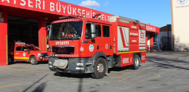 KAYSERİ BÜYÜKŞEHİR İTFAİYESİ, KIRIKKALE’DEKİ KİMYA FABRİKASI YANGININA DESTEK İÇİN HAREKETE GEÇTİ