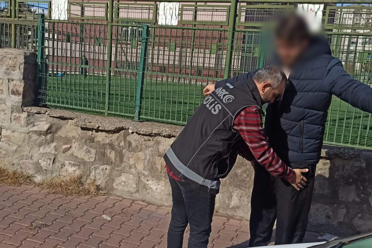 Yavuz Selim Ortaokulu Çevresinde Narko-Okul Denetimi: 3 Araç ve 19 Şahıs Sorgulandı