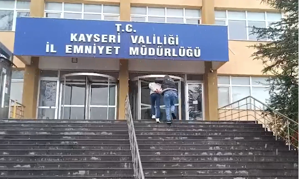 Kayseri’de Narkotik Operasyonu: Uyuşturucu Ticareti Suçundan Aranan 2 Şahıs Yakalandı