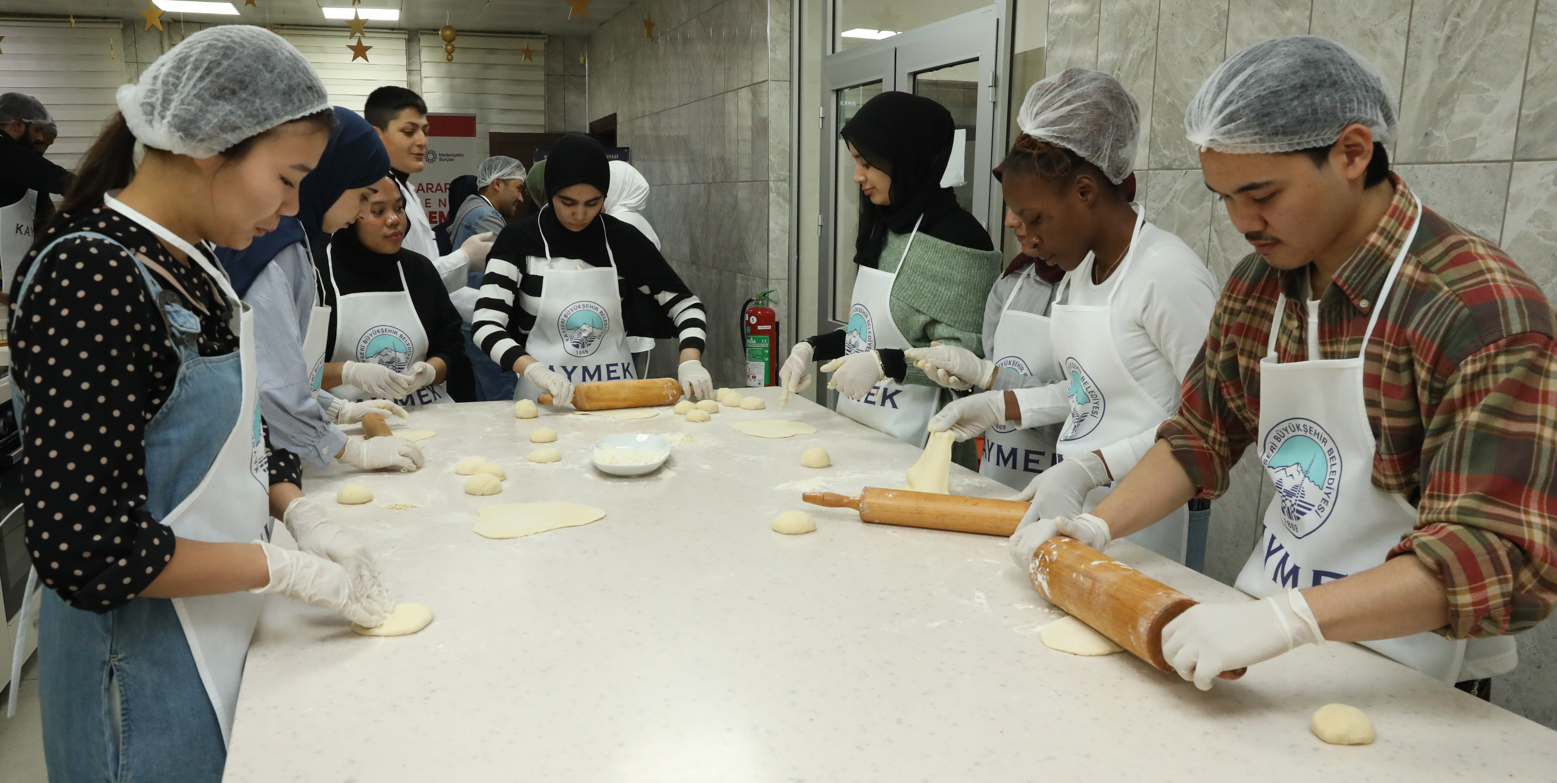 BÜYÜKŞEHİR KAYMEK’TEN YABANCI ÖĞRENCİLERE, KAYSERİ YEMEKLERİ KURSU VE YAĞLAMA ETKİNLİĞİ