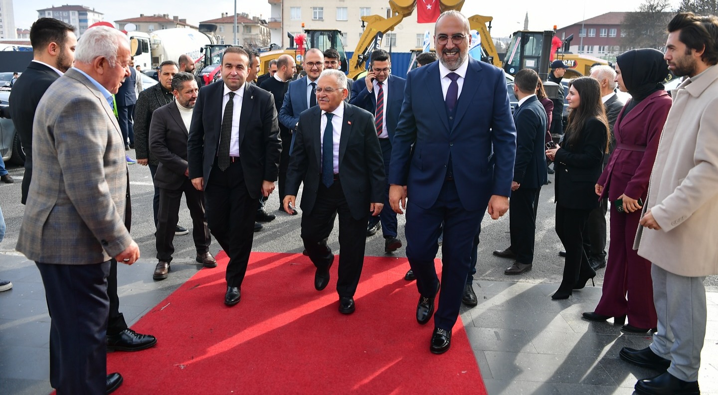 BAŞKAN BÜYÜKKILIÇ, KONUT VE YAPI FUARI’NDA KENTSEL DÖNÜŞÜM VİZYONUNU ANLATTI