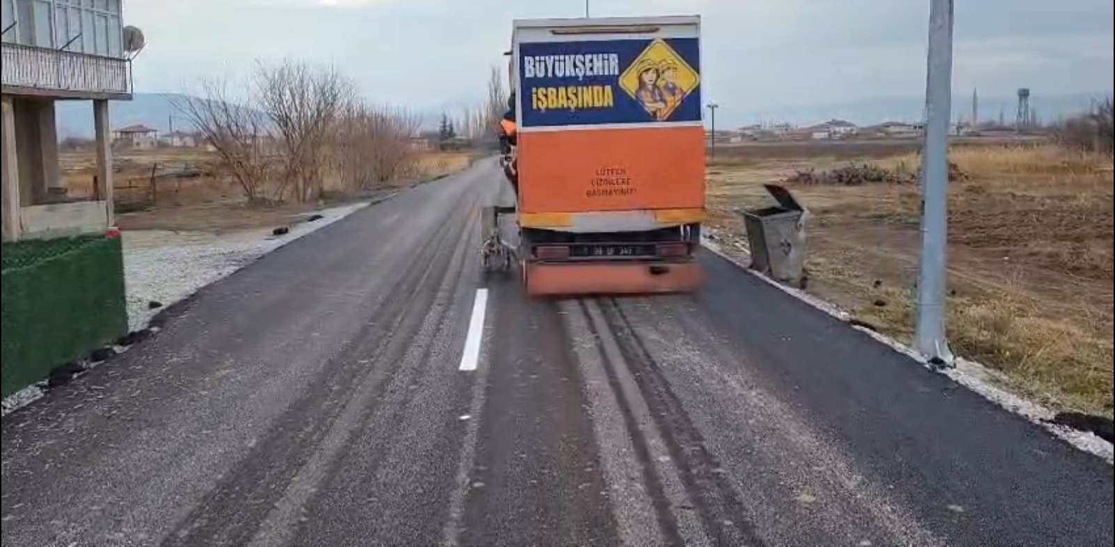 BÜYÜKŞEHİR’DEN SULTAN SAZLIĞI YOLUNDA EKOSİSTEM DOSTU ASFALT UYGULAMASI