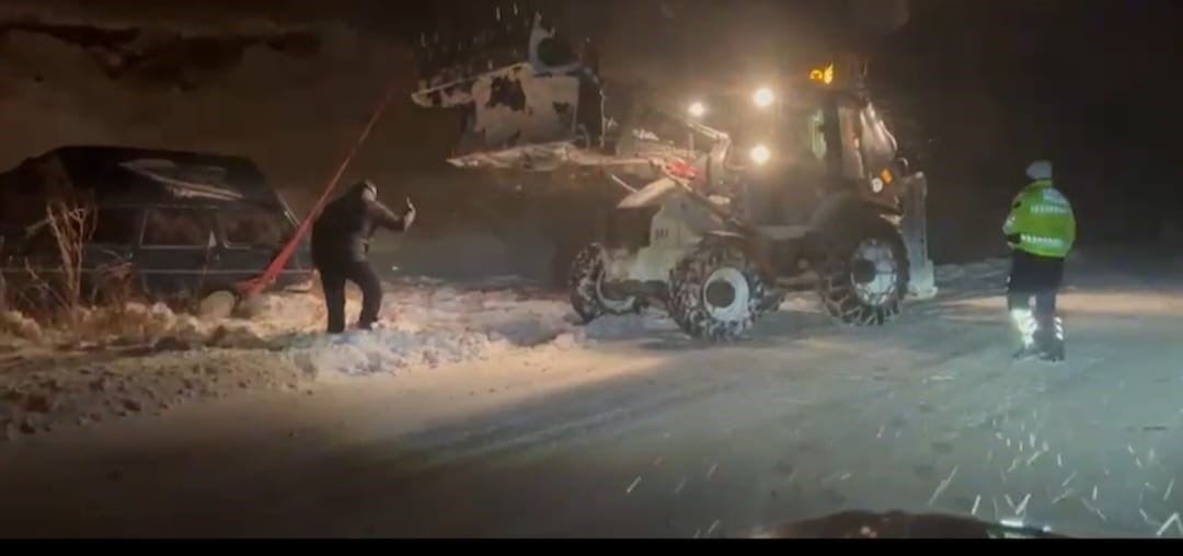 Hacılar'da kara saplanan araçtaki 3 kişi kurtarıldı