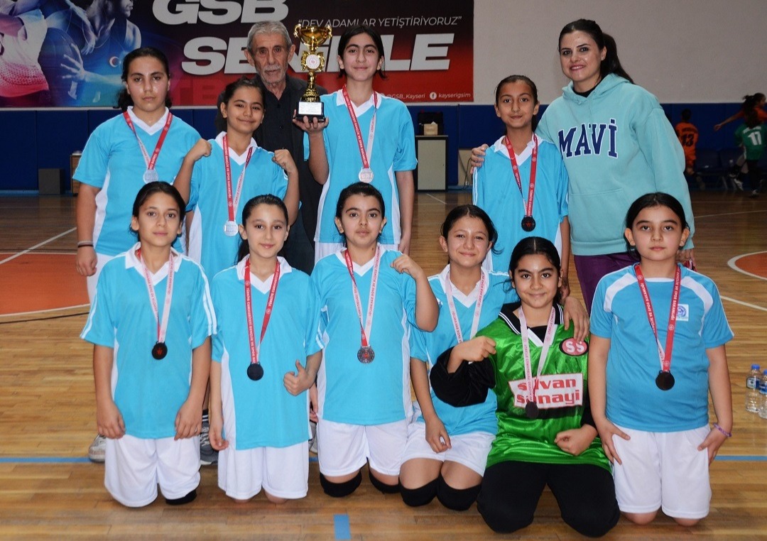 Okul sporları küçükler hentbol müsabakaları tamamlandı