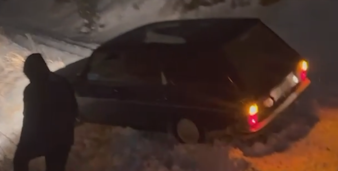 ARAÇTA MAHSUR KALAN 3 VATANDAŞ DONMA TEHLİKESİNE KARŞI KURTARILDI