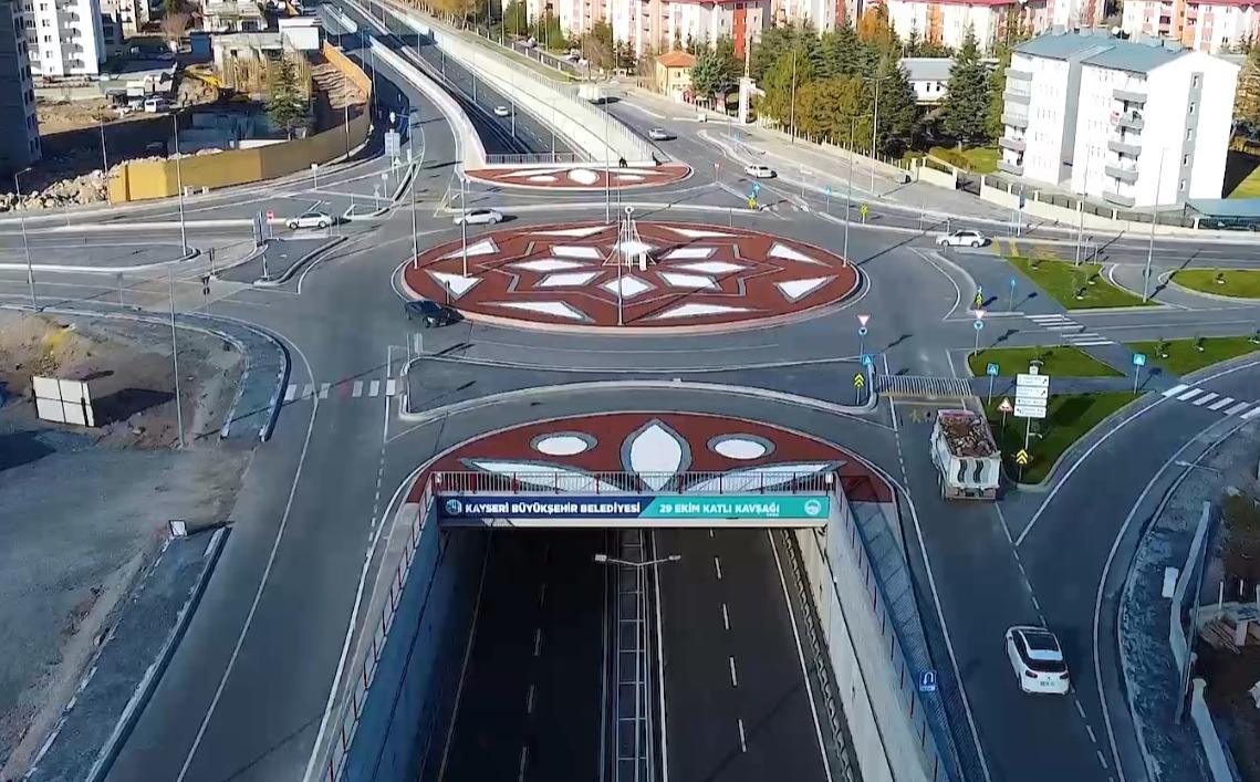 KAYSERİ BÜYÜKŞEHİR, KAVŞAK PEYZAJI İLE KENTİN VİTRİNİNE RENK VE ESTETİK KATIYOR