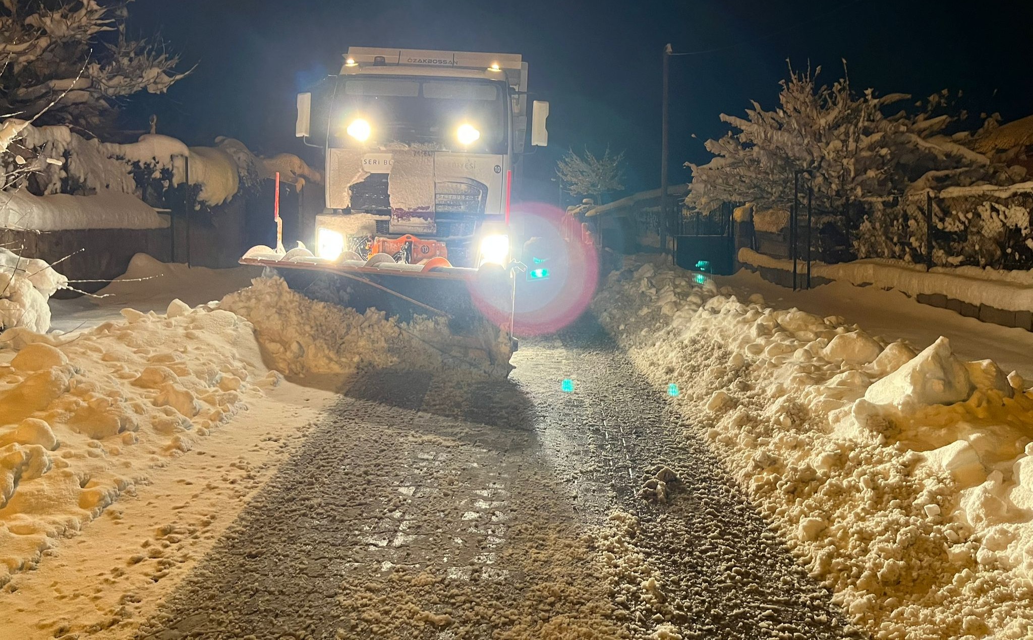 KAYSERİ BÜYÜKŞEHİR’DEN KESİNTİSİZ KARLA MÜCADELE: 146 MAHALLE YOLU AÇILDI