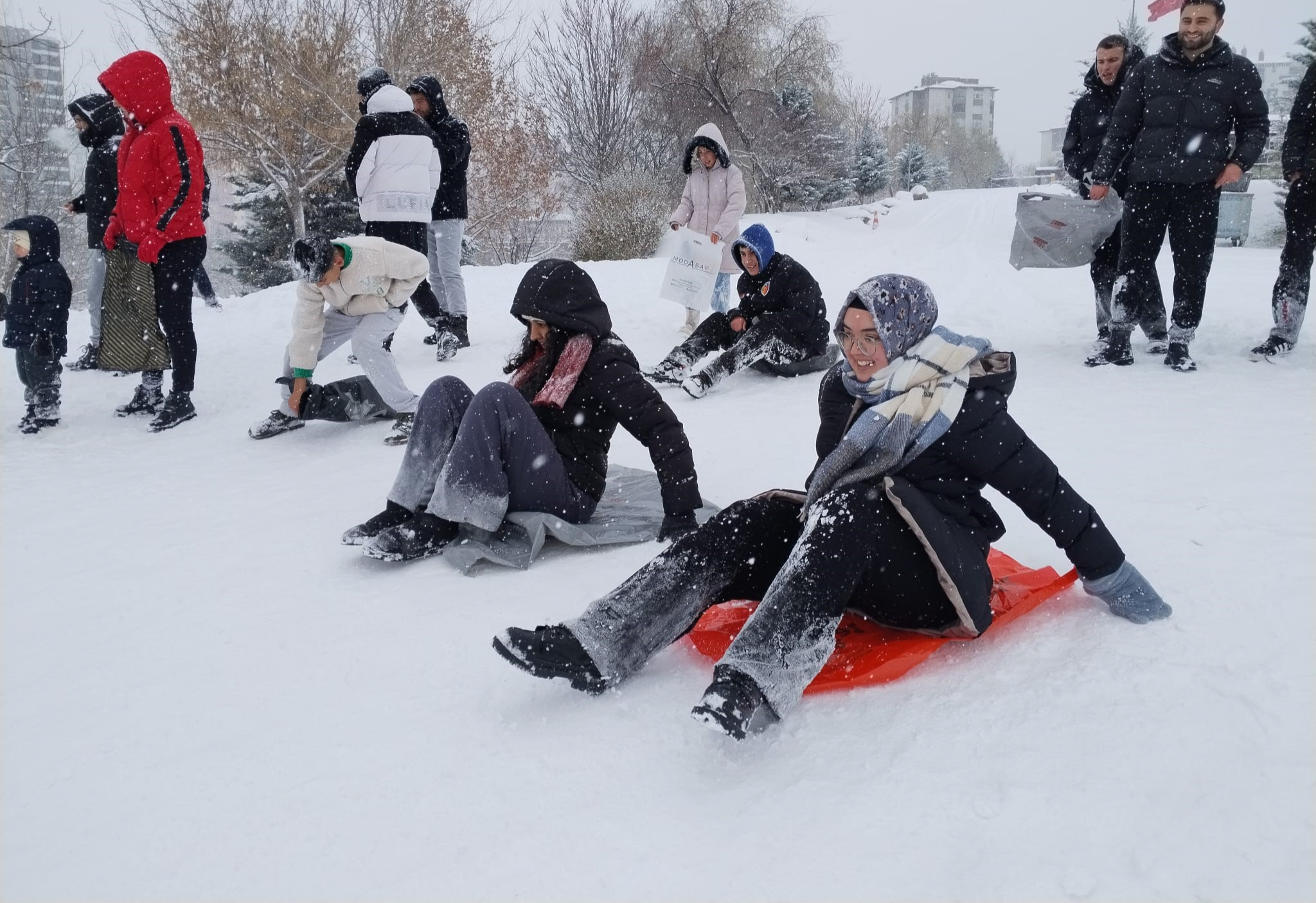 Yeni yılın ilk gününde Beleş Tepe’de poşetli kayak keyfi
