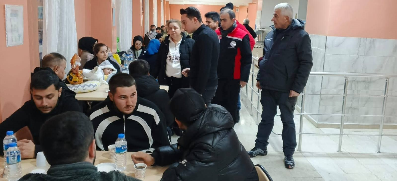 Sarız'da kar nedeniyle yolda kalanlar yurtlarda misafir edildi