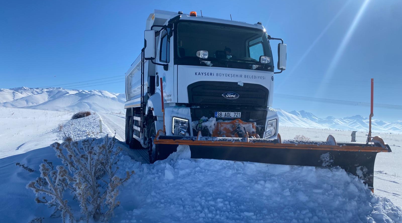 KIRSALDA KAPALI YOL KALMADI: BÜYÜKŞEHİR 266 MAHALLE YOLUNU ULAŞIMA AÇTI