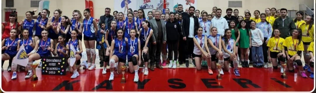 Midi Kızlar’da şampiyon Kayseri Voleybol Spor Kulübü A takımı oldu