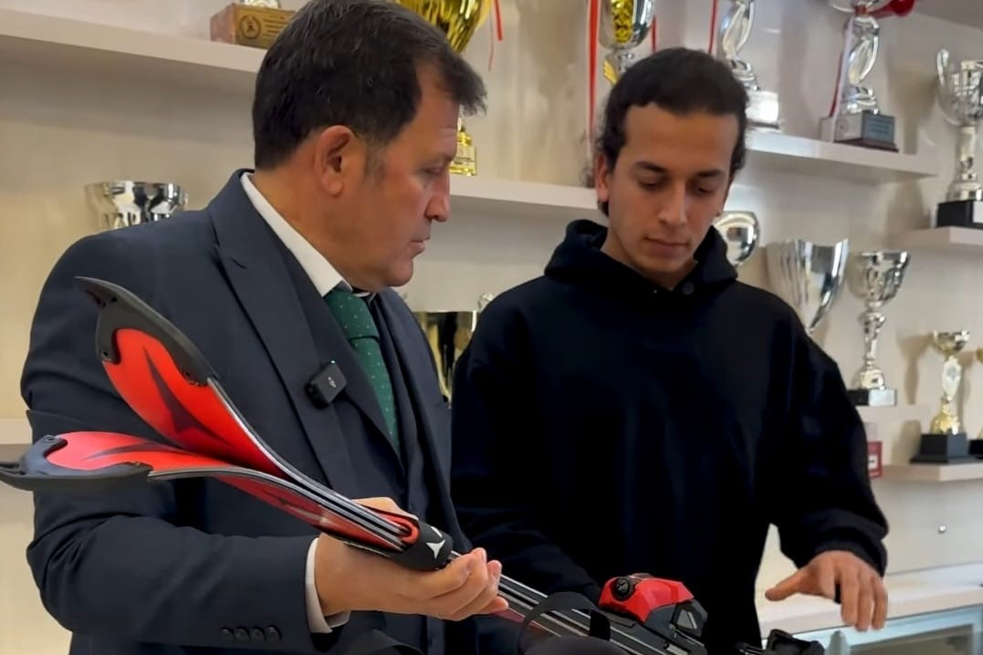 İl Müdürü Kabakcı'dan kayak sporcusuna malzeme desteği 