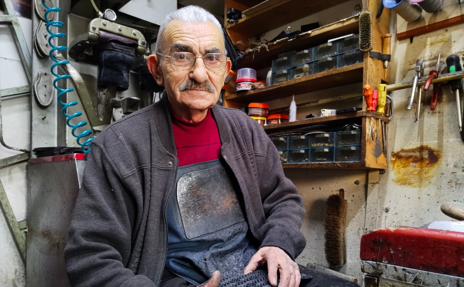 78 yaşındaki ayakkabı tamircisi: Şimdiki ayakkabıları kışlık diye üretiyorlar ama hepsi kayıyor