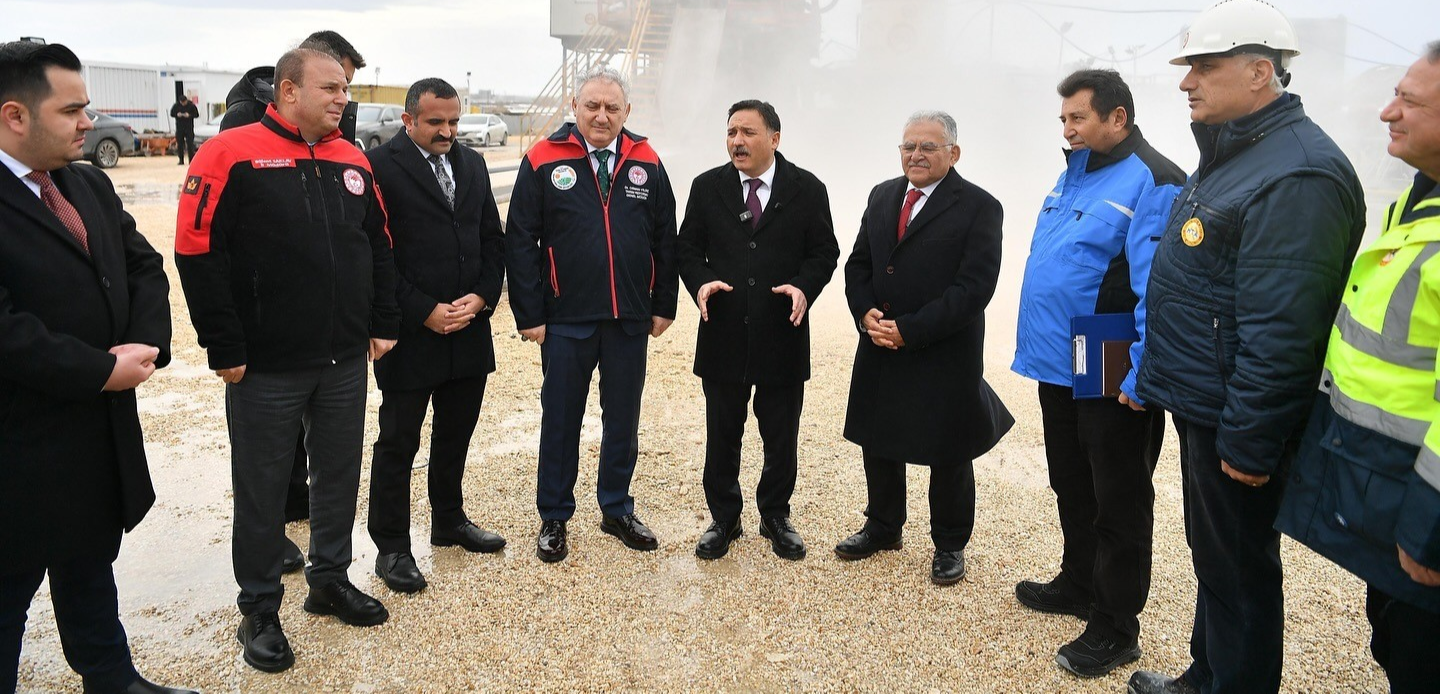 Vali Çiçek ve Başkan Büyükkılıç, Elmalı Jeotermal Kaynaklı Sera OTB’yi inceledi