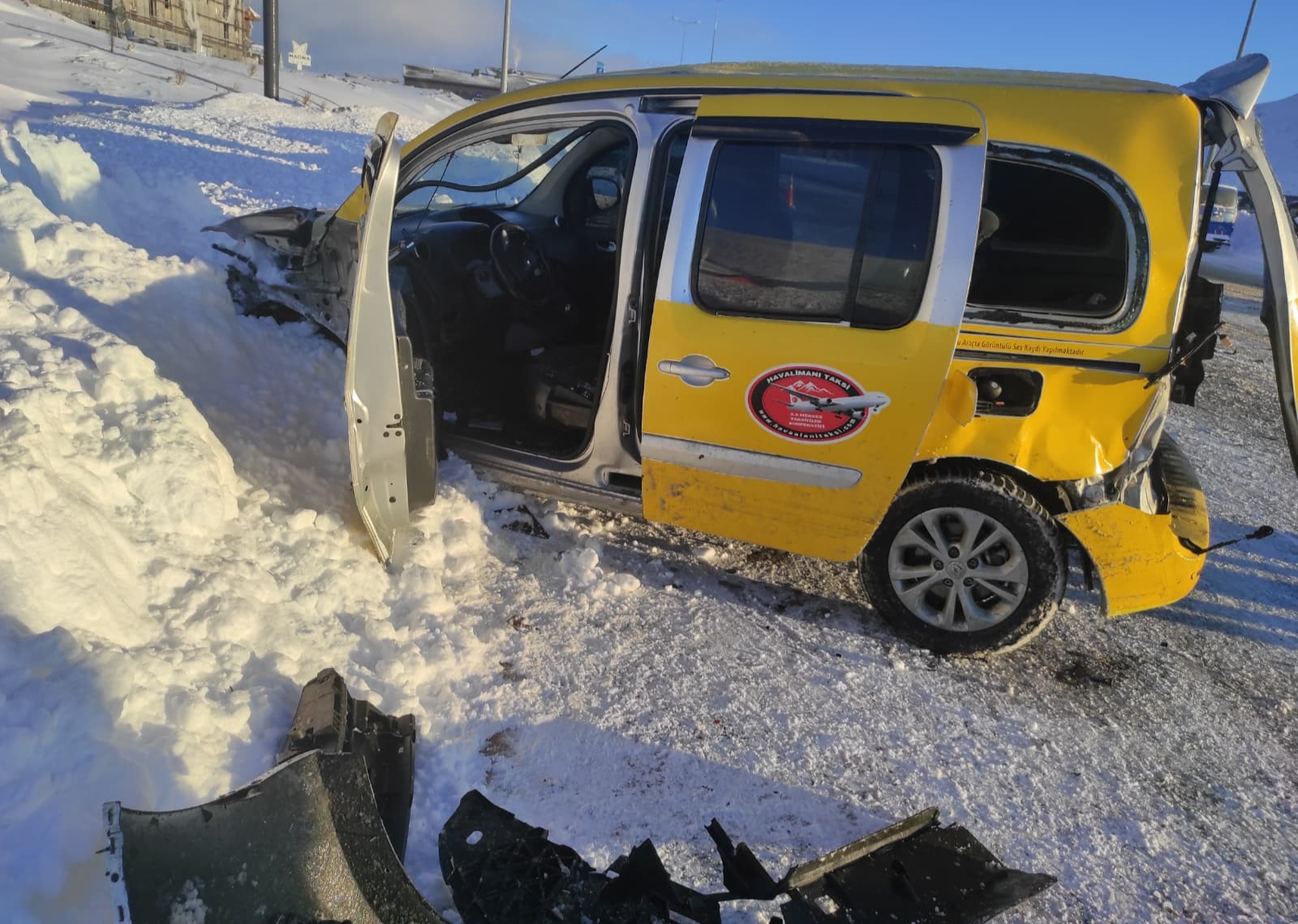 Kayseri’de minibüs ile ticari taksi çarpıştı: 1’i ağır 16 yaralı