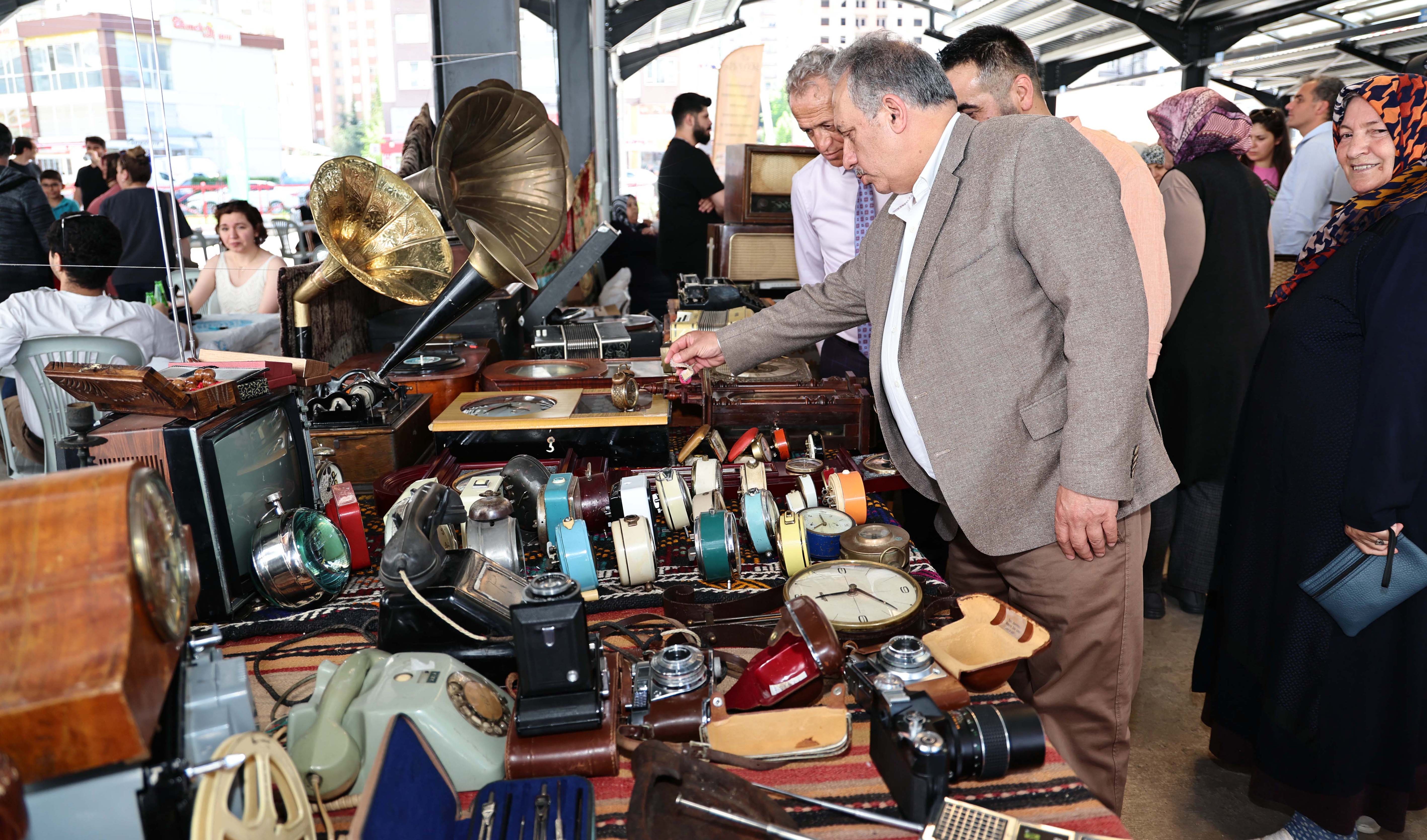 ANTİKACILAR, YENİ YILDA DA KENDİ YERİNDE KENDİ GÜNÜNDE