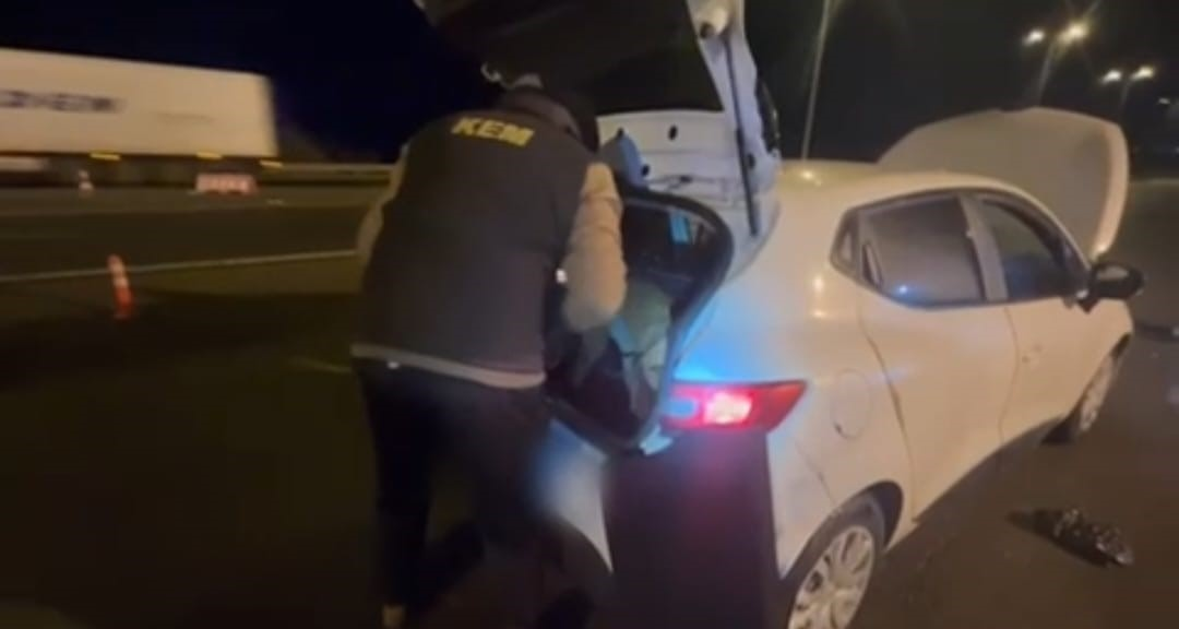 Kayseri'de otomobil koltuk başlığına gizlenmiş uyuşturucu ele geçirildi