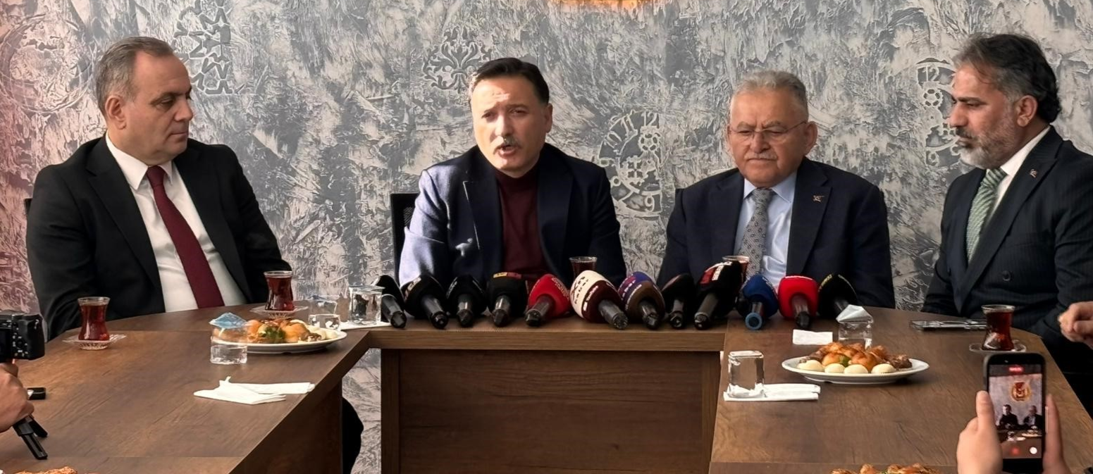 Vali Çiçek: Gazetecilik insanın içine girdi mi, anladığım kadarıyla çıkmıyor