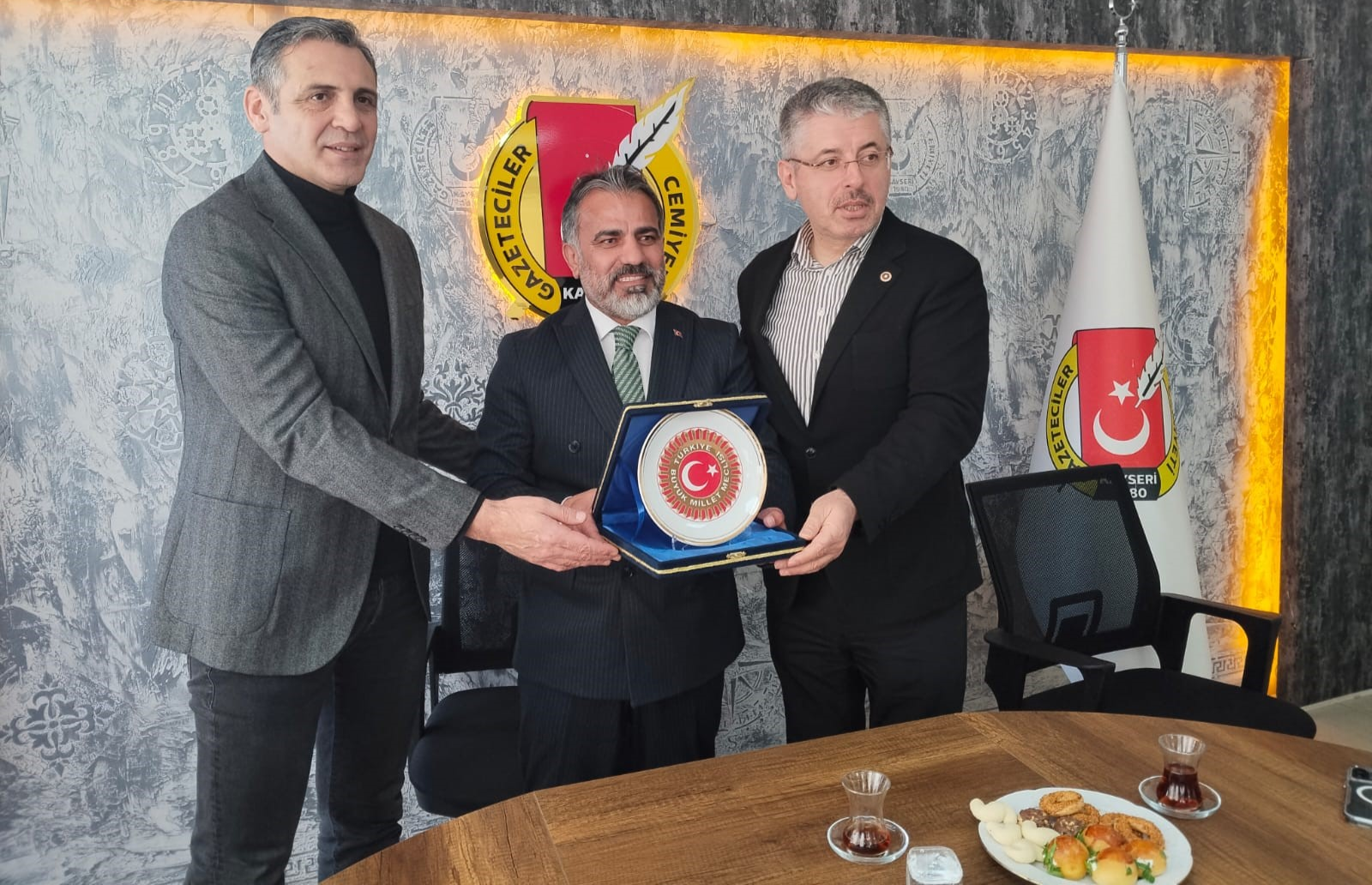 AK Parti'li Çopuroğlu: Toplumun refahına katkı sunan tüm gazetecilere teşekkür ediyoruz