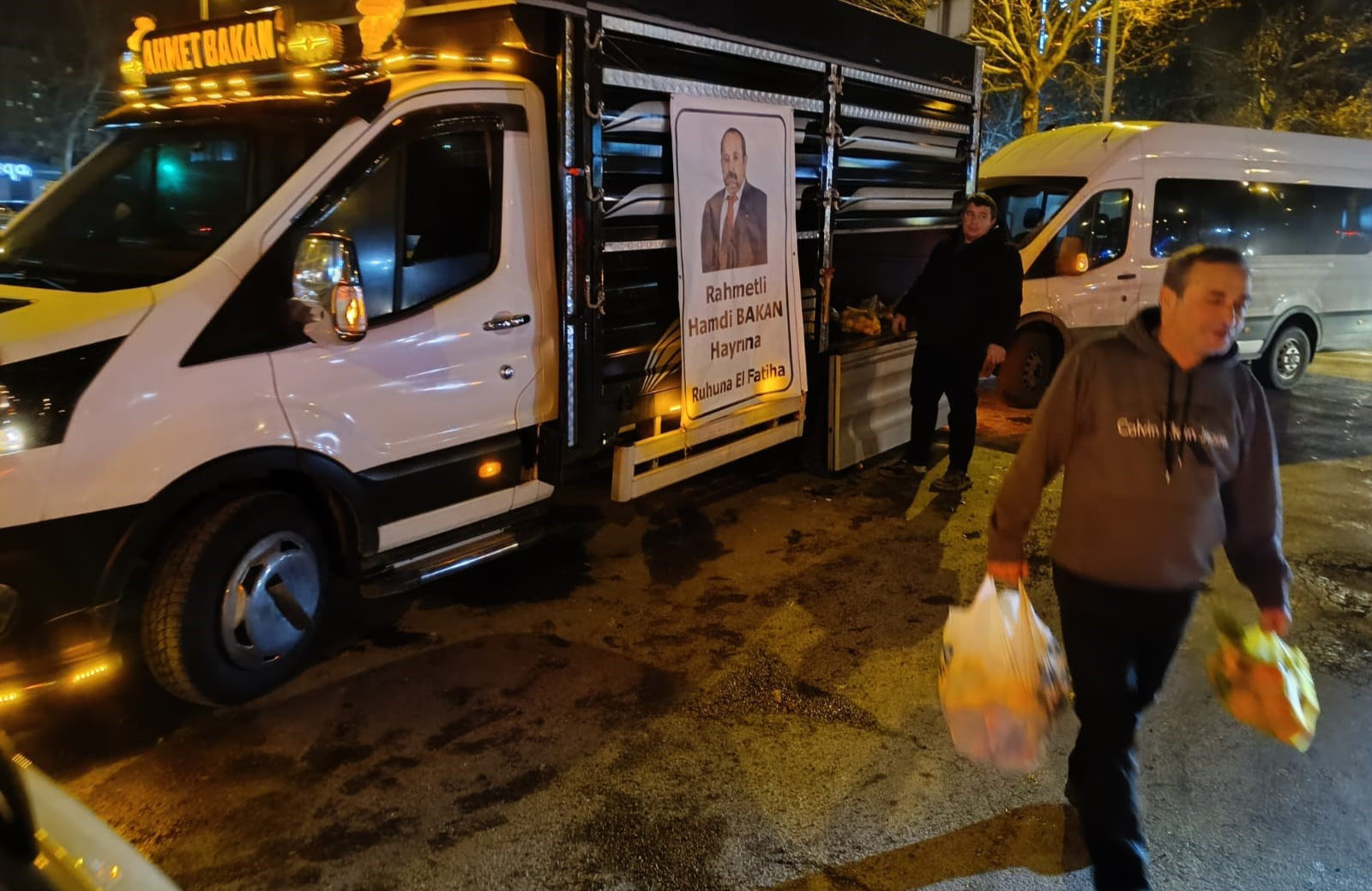 Vefat eden babasının hayrına 30 ton mandalina ile çorba dağıttı 