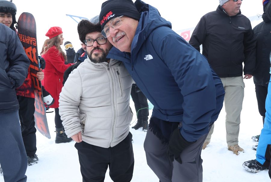 BAŞKAN BÜYÜKKILIÇ, HAFTA SONU DOLUP TAŞAN ERCİYES’TE KAYAK TUTKUNLARI İLE BİR ARAYA GELDİ