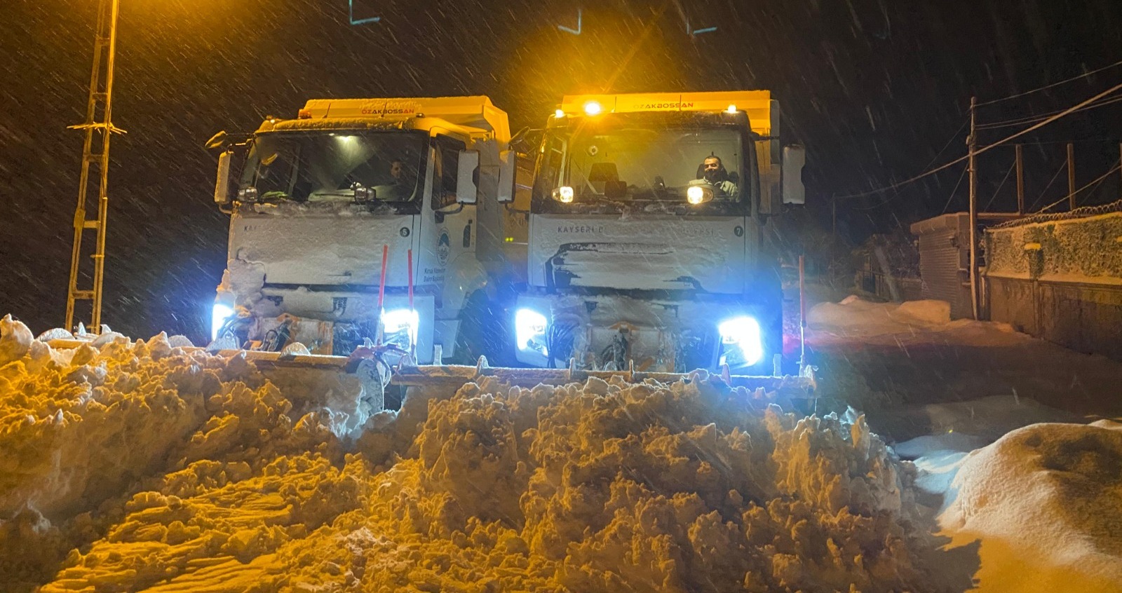 BÜYÜKŞEHİR, KARLA MÜCADELEDE SAHADA: 86 MAHALLE YOLU ULAŞIMA AÇILDI