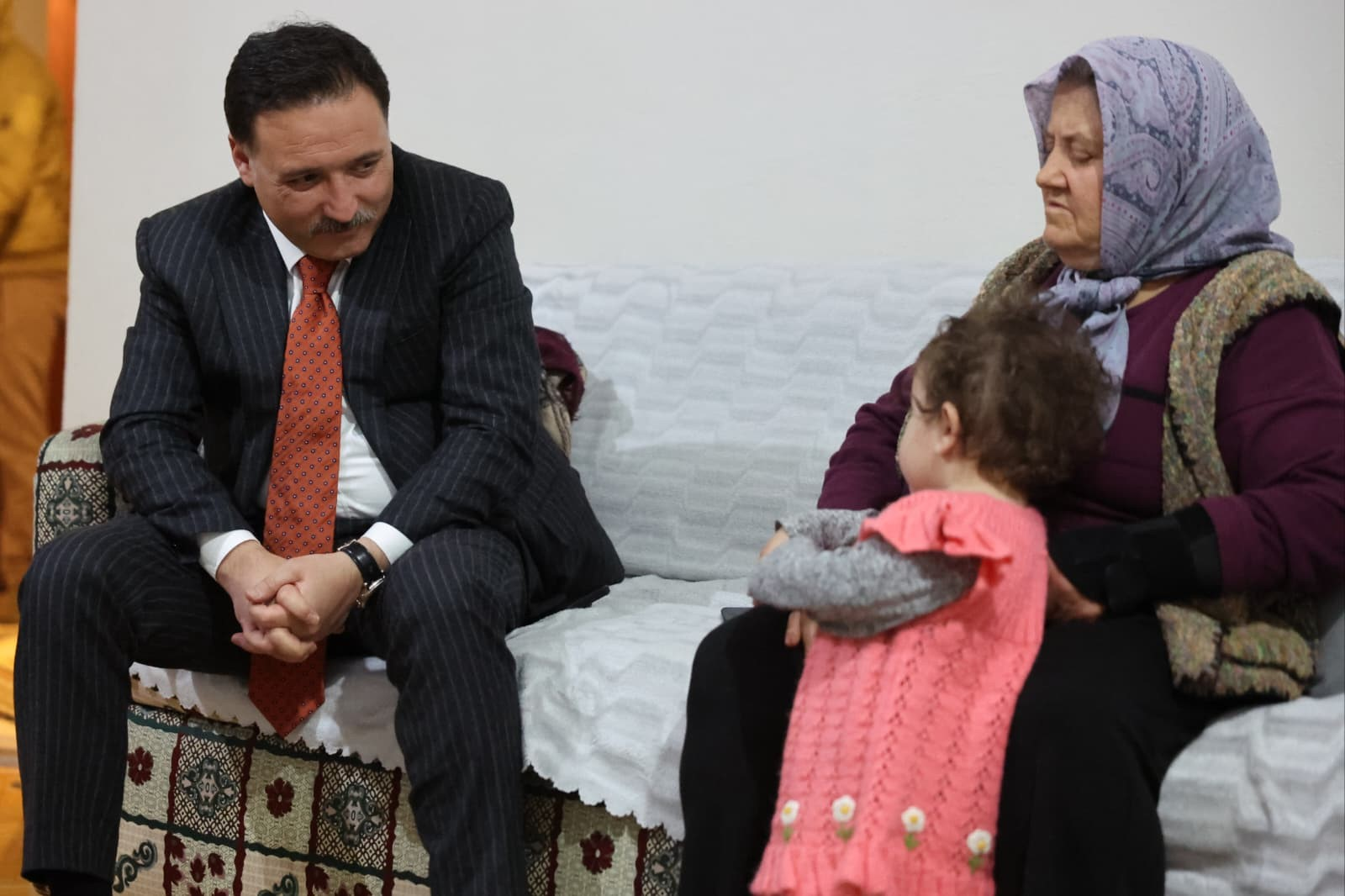 Vali Çiçek, Talas’ta hane ziyaretleri gerçekleştirdi